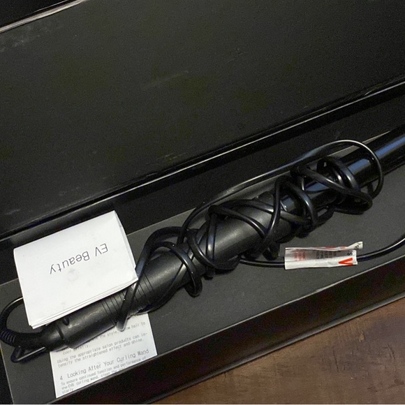 Used once EVB curling wand - Picture 2 of 3